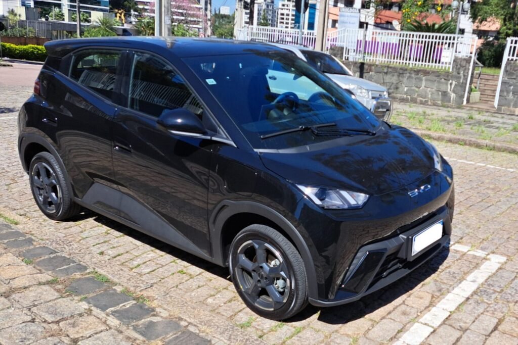 BYD Seagull eléctrico visto de tres cuartos delantero, el mismo modelo que en otros países de Latinoamérica se vende como Dolphin Mini
