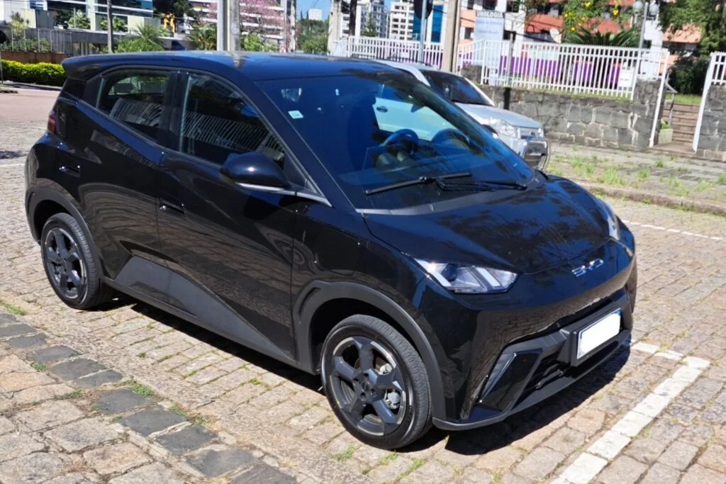 BYD Seagull eléctrico visto de tres cuartos delantero, el mismo modelo que en otros países de Latinoamérica se vende como Dolphin Mini