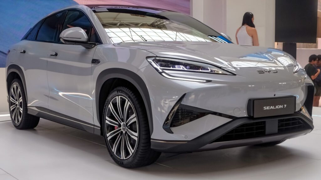 BYD Sealion 7 eléctrico gris en versión Performance de tracción total, la misma configuración que se vende en Colombia