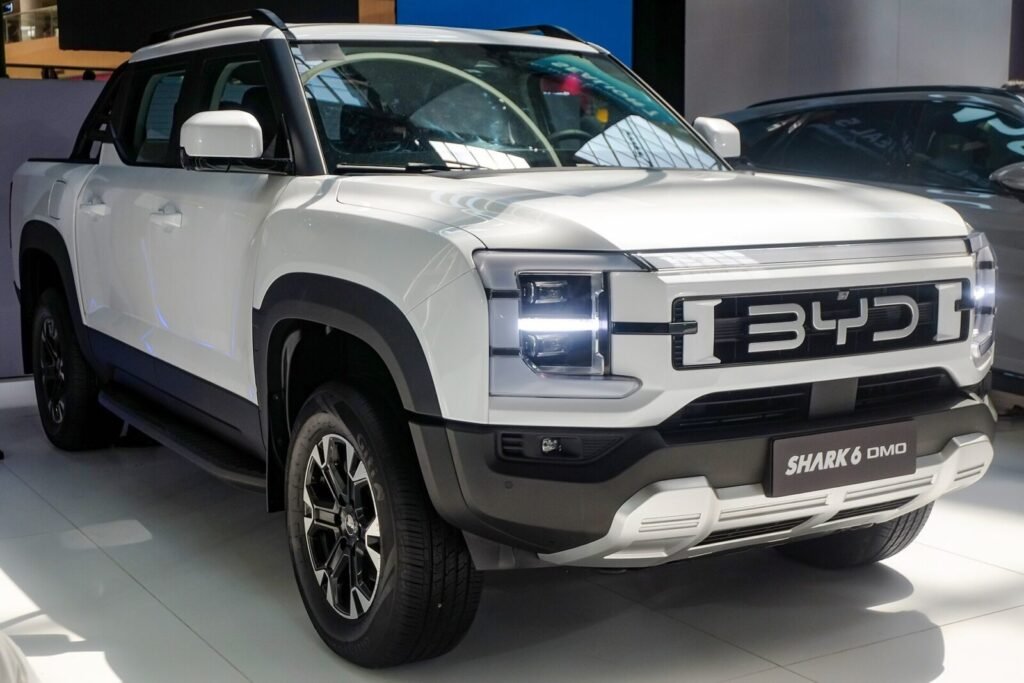 BYD Shark blanca en versión DM-O AWD Premium, la pickup híbrida enchufable de BYD en Colombia