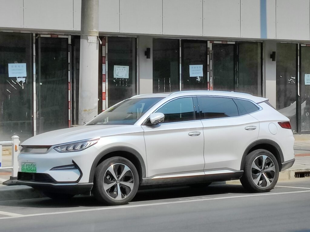 BYD Song Plus EV eléctrico visto de tres cuartos, el SUV familiar de BYD que se vende en Colombia
