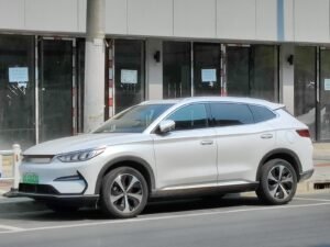 BYD Song Plus EV eléctrico visto de tres cuartos, el SUV familiar de BYD que se vende en Colombia