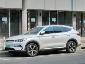 BYD Song Plus EV eléctrico visto de tres cuartos, el SUV familiar de BYD que se vende en Colombia
