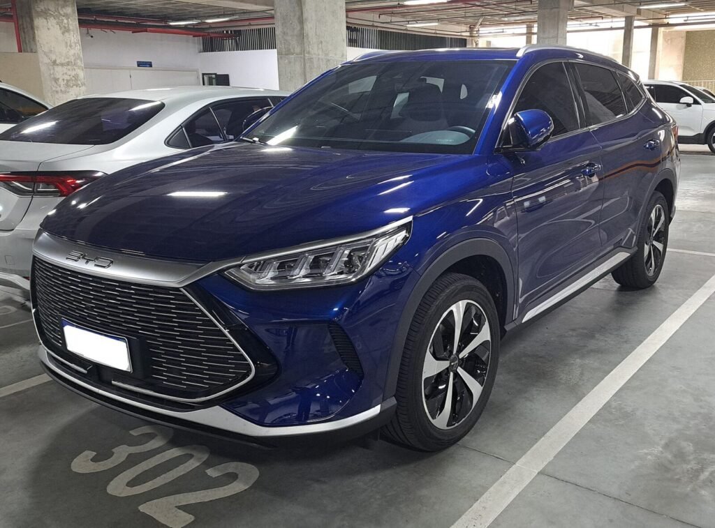 BYD Song Plus DM-i visto de frente, el SUV híbrido enchufable de BYD que se vende en Colombia