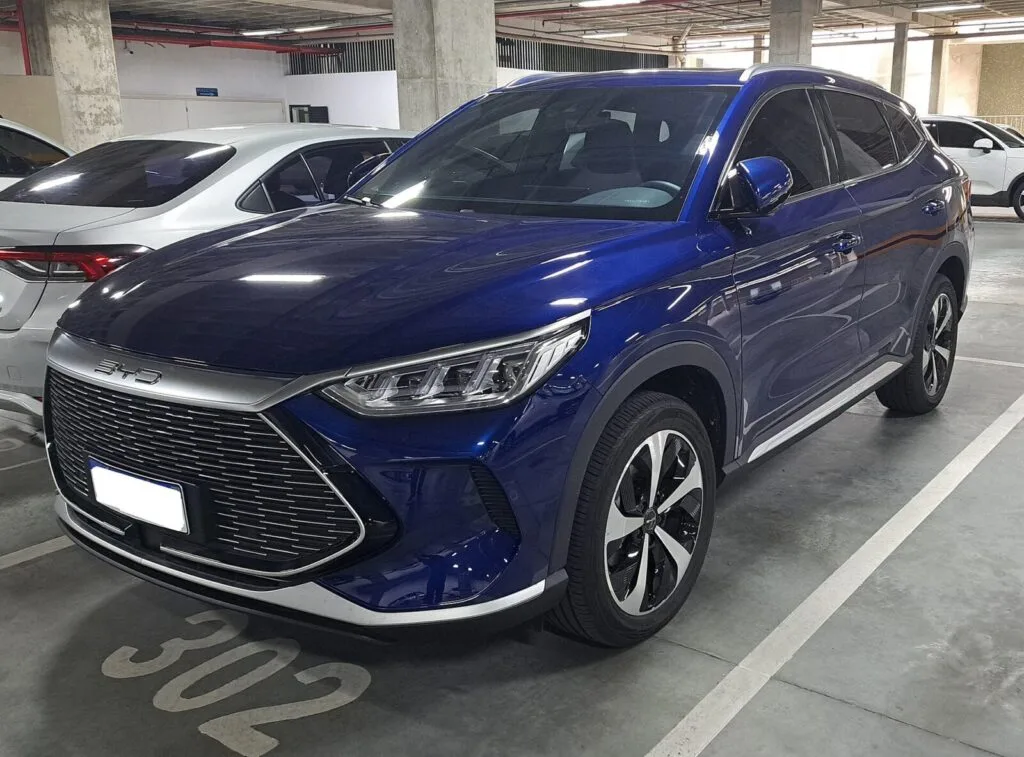BYD Song Plus DM-i visto de frente, el SUV híbrido enchufable de BYD que se vende en Colombia