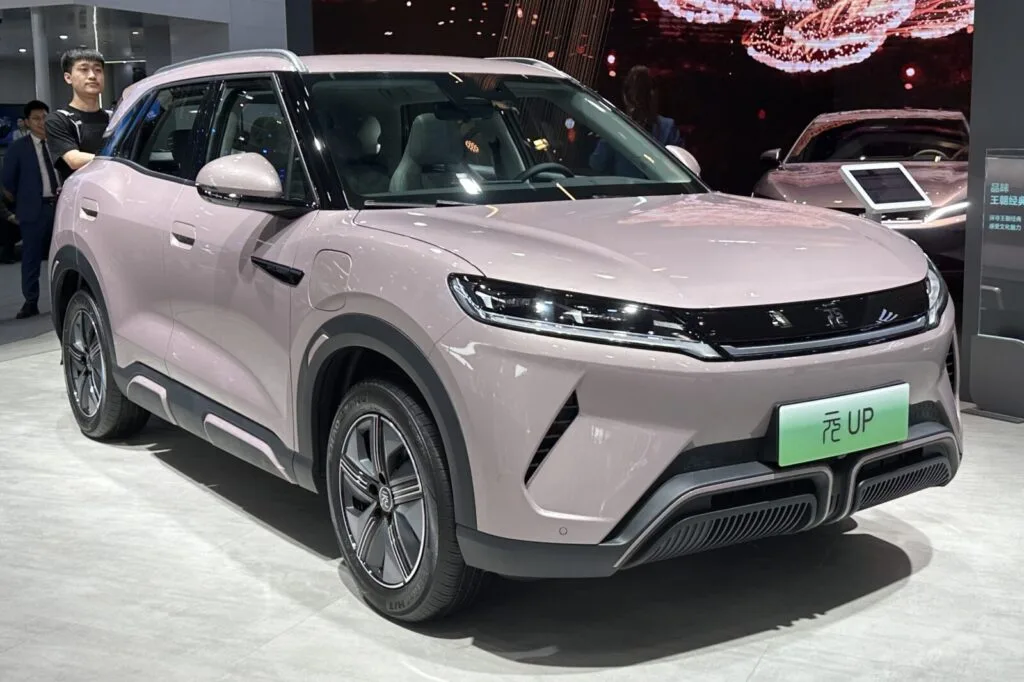 BYD Yuan Up eléctrico de tres cuartos delantero, el SUV compacto que en otros mercados se llama Atto 2