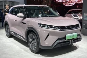 BYD Yuan Up eléctrico de tres cuartos delantero, el SUV compacto que en otros mercados se llama Atto 2
