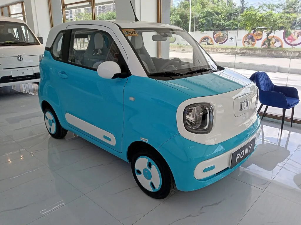 FAW Bestune Xiaoma azul claro, también conocido como Bestune Pony, visto de tres cuartos delantero