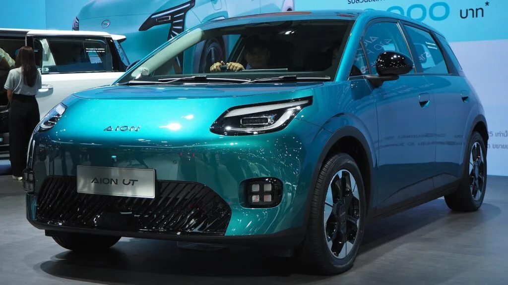 GAC Aion UT verde azulado visto de tres cuartos delantero