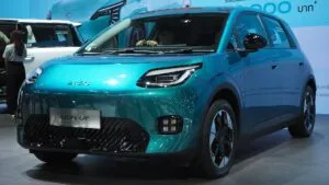GAC Aion UT verde azulado visto de tres cuartos delantero