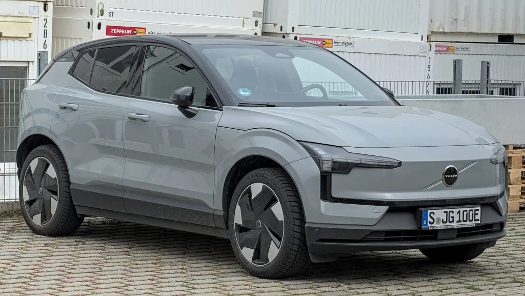 Volvo EX30 gris visto de tres cuartos delantero