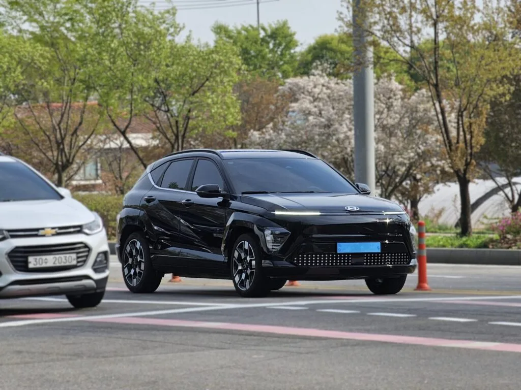 Hyundai Kona Eléctrica negra de la generación SX2, la que se vende en Colombia