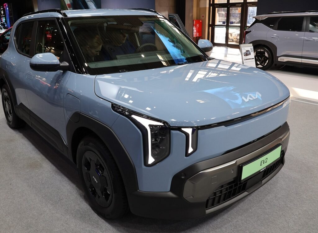 Kia EV2 eléctrico visto de tres cuartos delantero, el urbano de acceso de la gama eléctrica de Kia