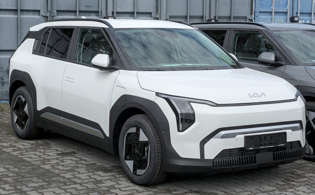 Kia EV3 eléctrico visto de tres cuartos delantero, el SUV compacto de Kia que se vende en Colombia