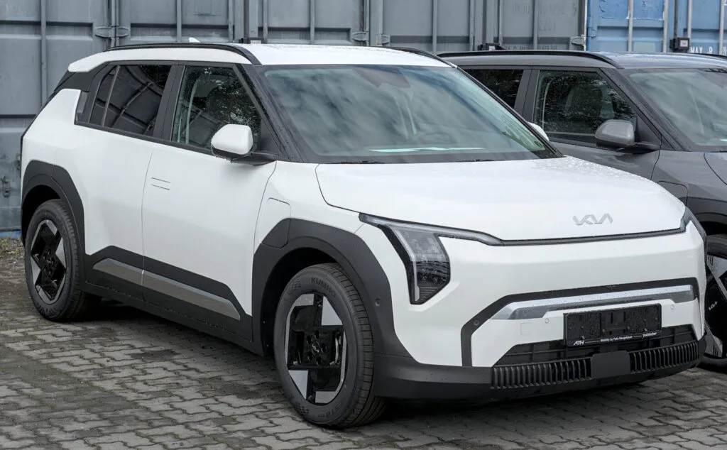 Kia EV3 eléctrico visto de tres cuartos delantero, el SUV compacto de Kia que se vende en Colombia