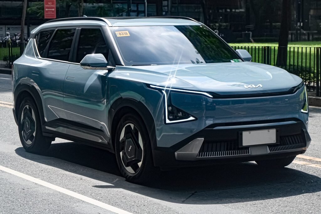 Kia EV5 eléctrico visto de tres cuartos delantero, el SUV familiar de la gama eléctrica de Kia