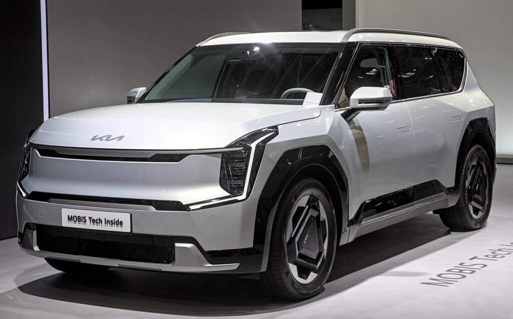 Kia EV9 eléctrico de seis plazas visto de tres cuartos delantero en un salón del automóvil