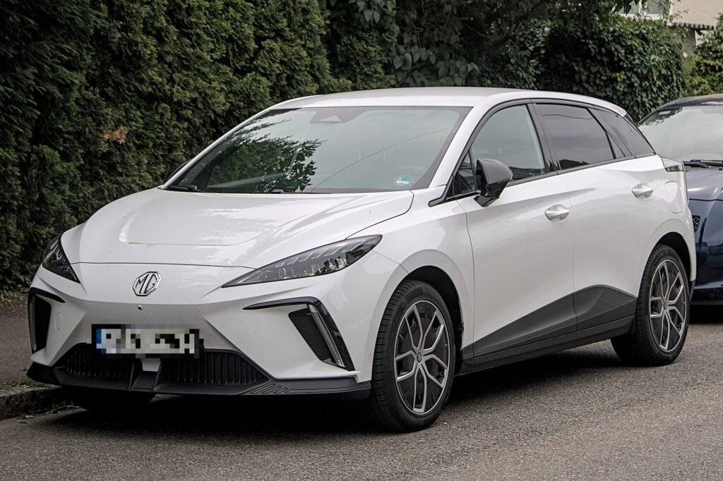 MG4 EV Urban eléctrico blanco visto de tres cuartos delantero, el hatchback eléctrico de MG
