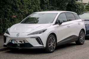 MG4 EV Urban eléctrico blanco visto de tres cuartos delantero, el hatchback eléctrico de MG