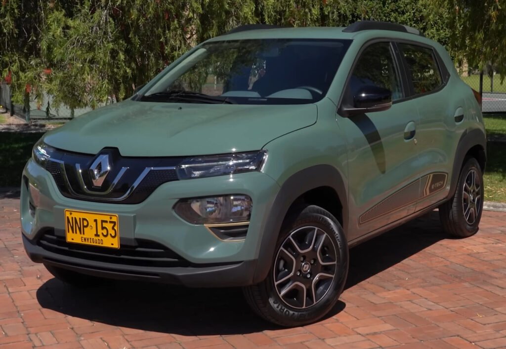 Renault Kwid E-Tech eléctrico visto de frente, el carro eléctrico más económico que se vende en Colombia