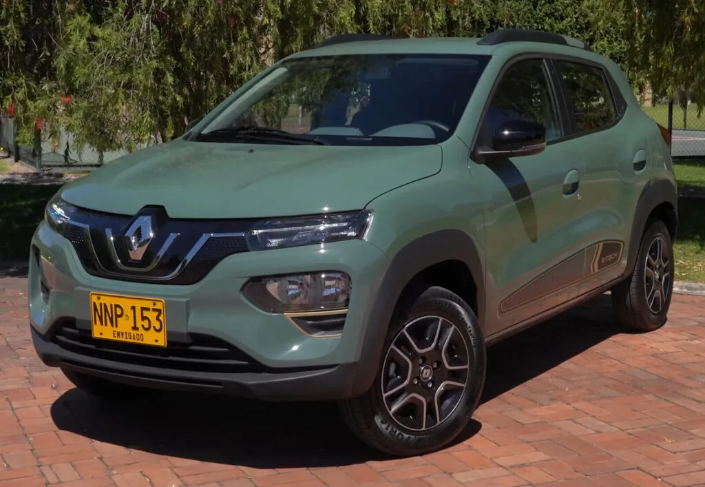 Renault Kwid E-Tech eléctrico visto de frente, el carro eléctrico más económico que se vende en Colombia