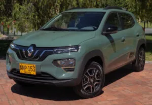 Renault Kwid E-Tech eléctrico visto de frente, el carro eléctrico más económico que se vende en Colombia