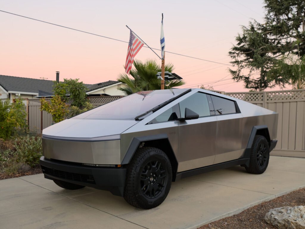 Tesla Cybertruck de la Foundation Series al atardecer, el modelo que no se vende oficialmente en Colombia