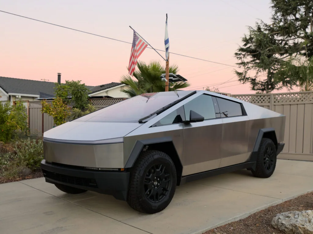 Tesla Cybertruck de la Foundation Series al atardecer, el modelo que no se vende oficialmente en Colombia