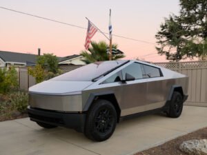 Tesla Cybertruck de la Foundation Series al atardecer, el modelo que no se vende oficialmente en Colombia