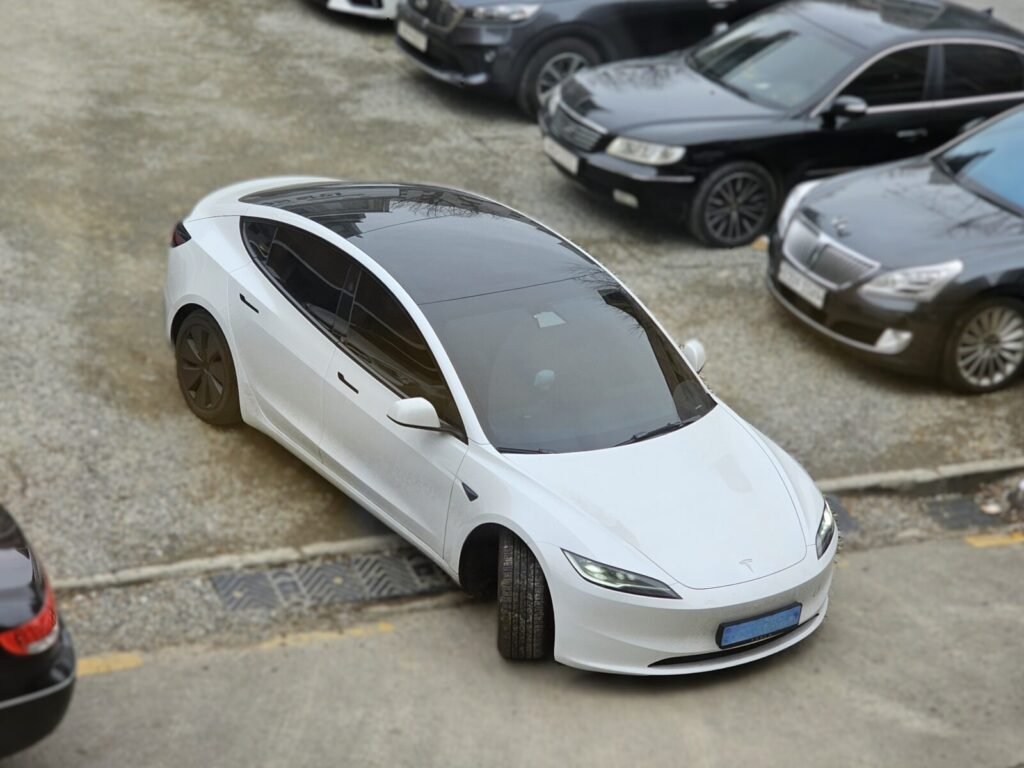 Tesla Model 3 Highland blanco visto de tres cuartos delantero, la generación que se vende en Colombia