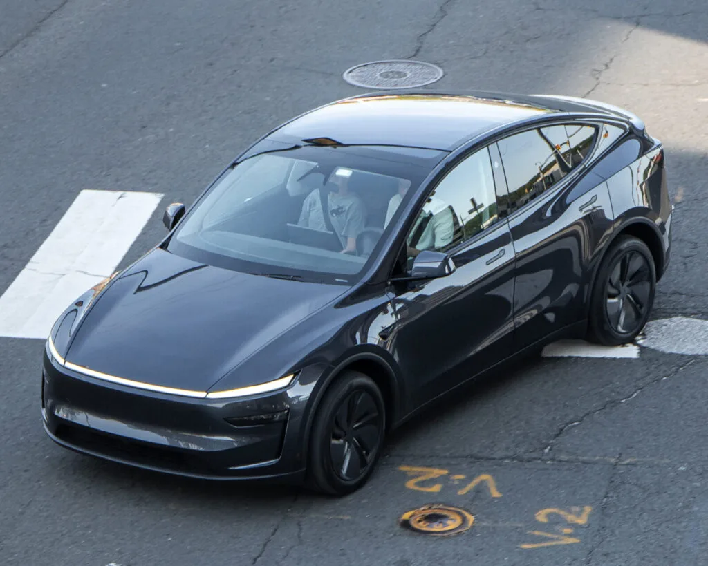 Tesla Model Y de la generación Juniper visto de tres cuartos delantero, el vehículo más vendido de Colombia